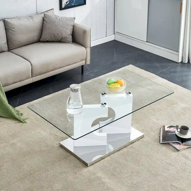 Une table basse rectangulaire moderne et tendance avec un plateau en verre trempé et des pieds en MDF blanc