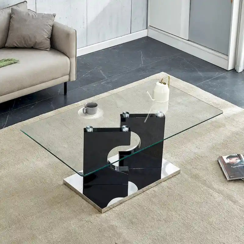 Une table basse rectangulaire moderne et tendance avec un plateau en verre trempé et des pieds en MDF blanc